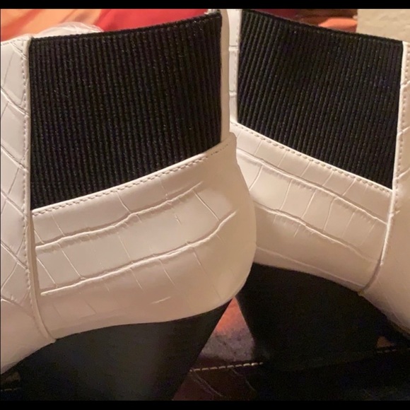 🎉❤️HOST PICK 3/20❤️🎉FOR 2020 WHITE CROC BOOTIES - Picture 5 of 5